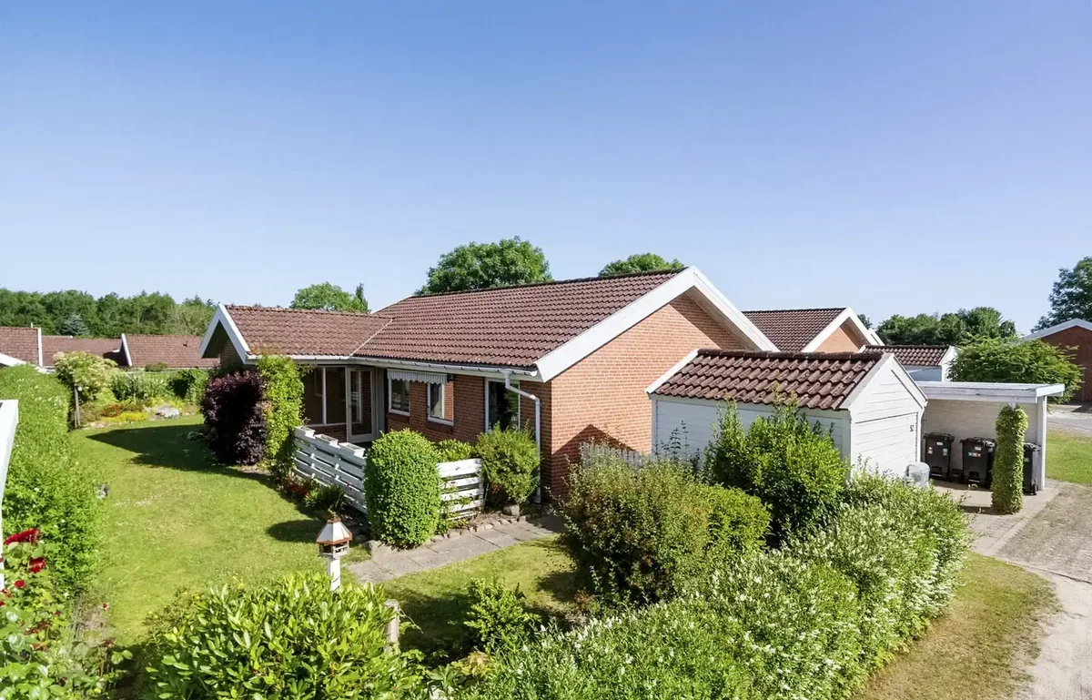 Velindrettet andelsbolig på 95 m² med solrig have i Hørning – tæt på alt