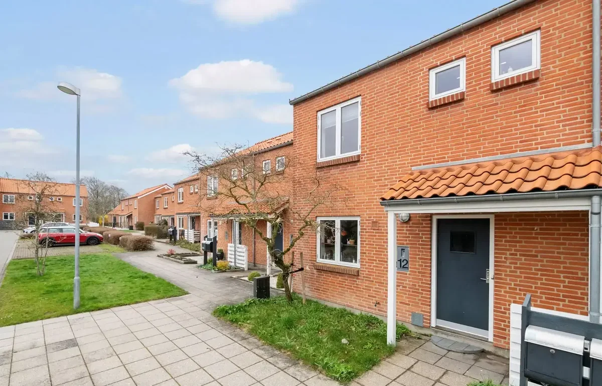 Yderst velbeliggende rækkehus i meget sund andelsboligforening