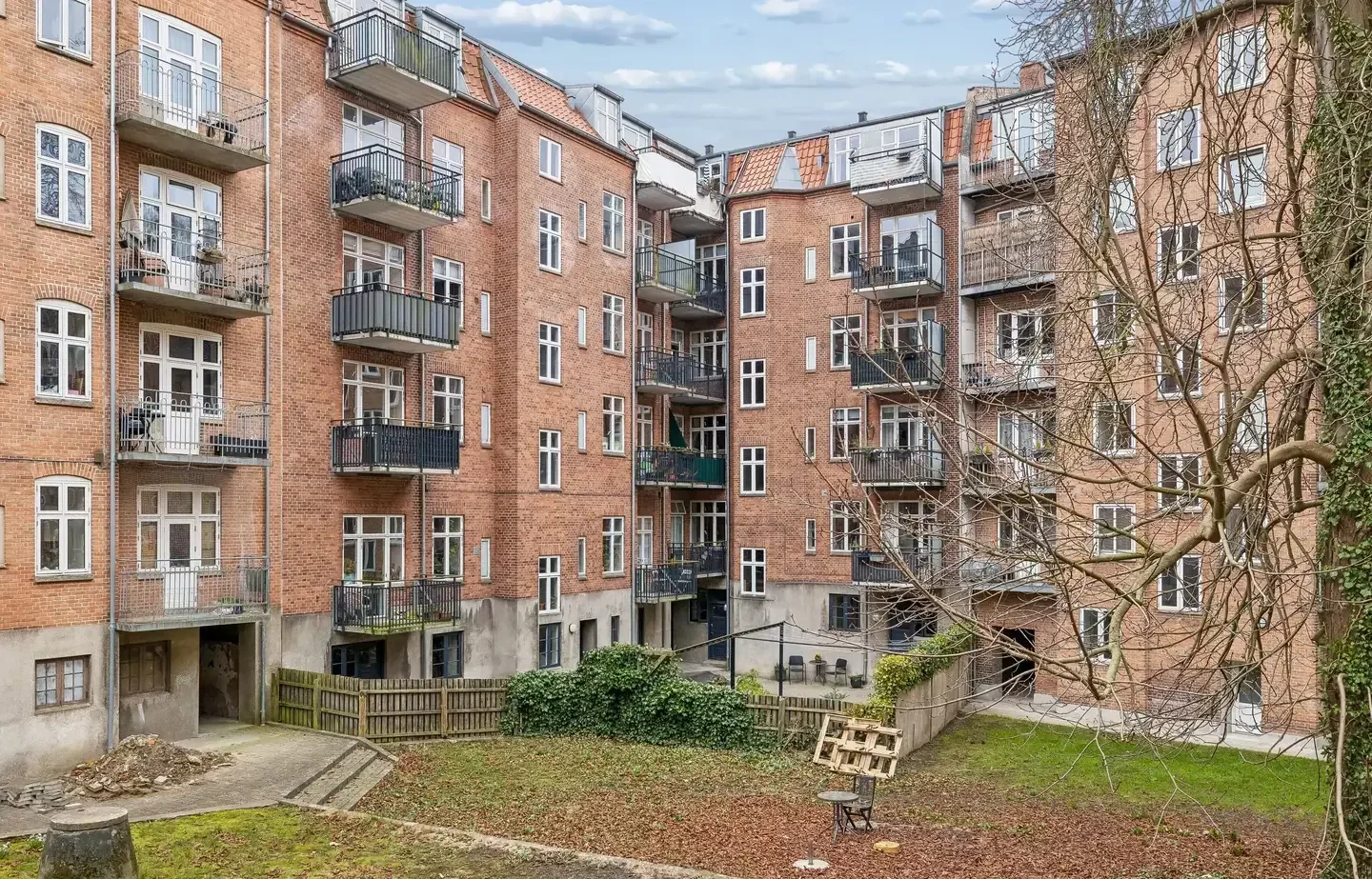 SKØN 2V’ER MED STOR ALTAN OG ALTANANLÆGGENE SOM NABO