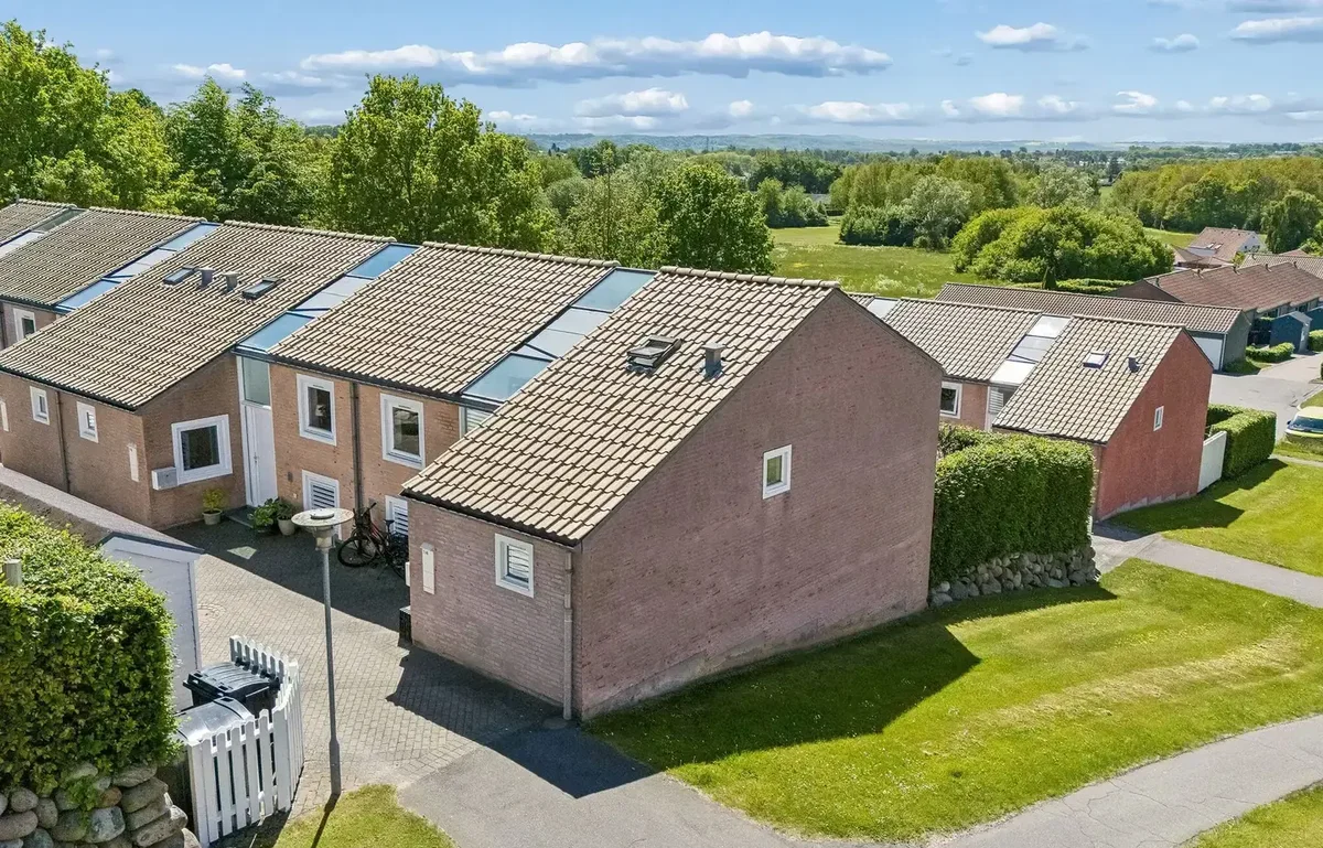 Arkitekttegnet andelsrækkehus i 3 plan med skøn terrasse