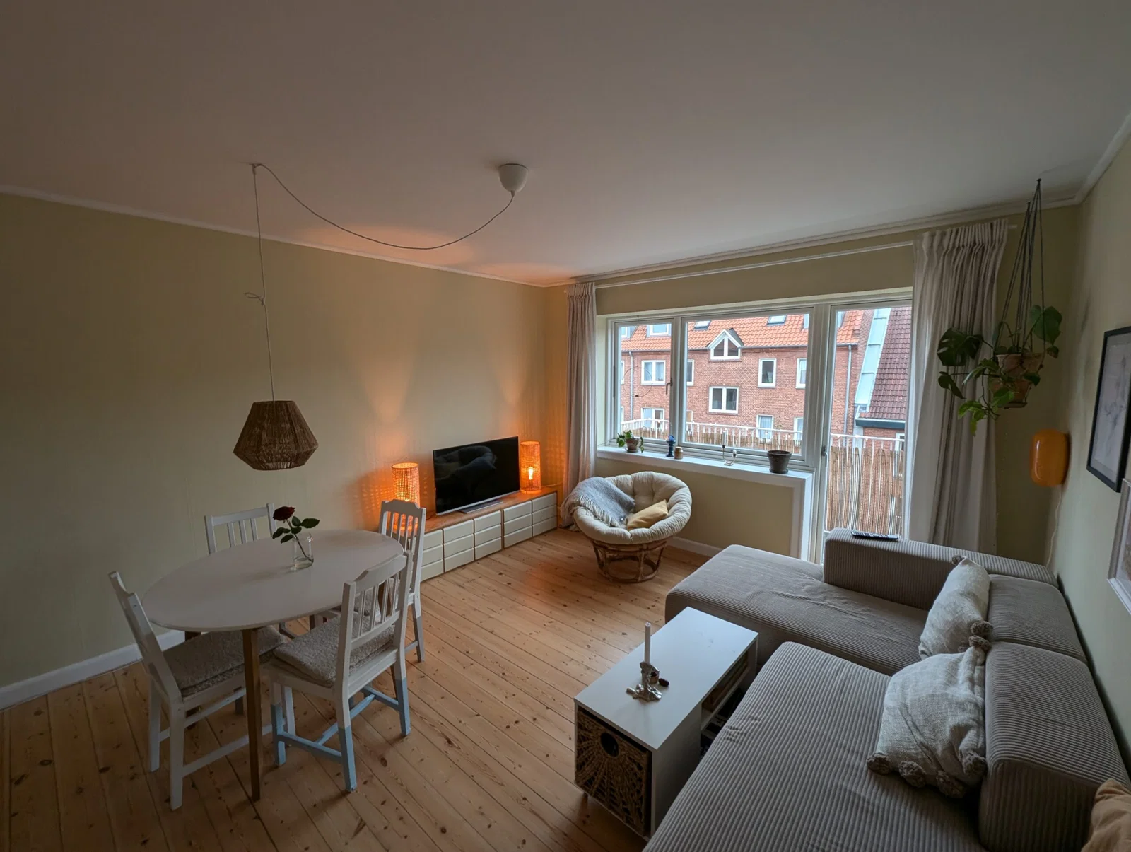 Lys og rolig 2-værelses andelsbolig med stor altan, på 4. sal ved Lergravsparkens metrostation.