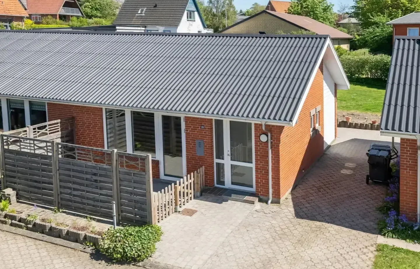 Indflytningsklar andelsbolig med terrasse, carport og central beliggenhed i Tårs