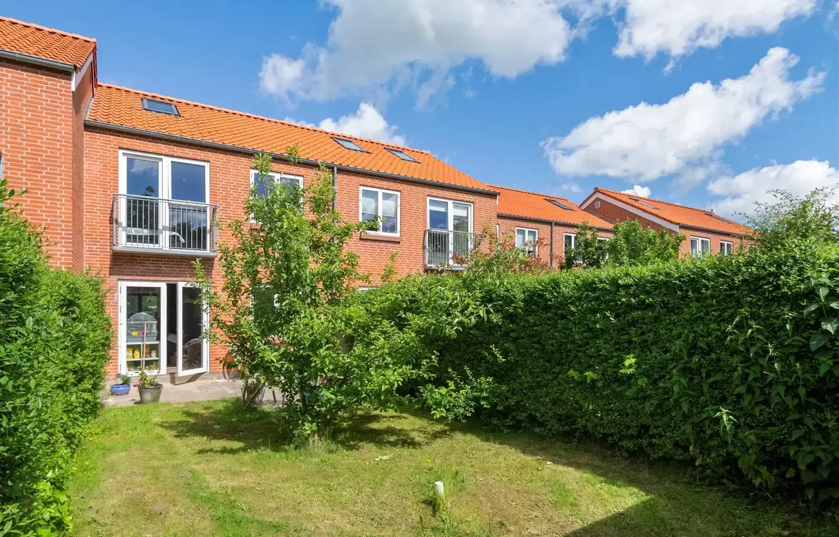 Velbeliggende rækkehus med sydvendt terrasse/have i sund andelsboligforening