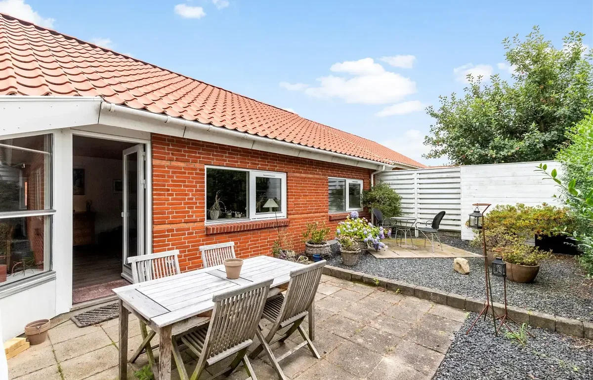 Hyggelig andelsbolig i ét plan med solrig have og skøn terrasse