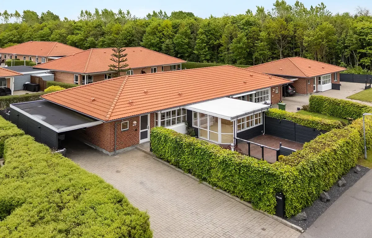 Velindrettet enderækkehus-andelsbolig med skøn have og udestue i Esbjerg
