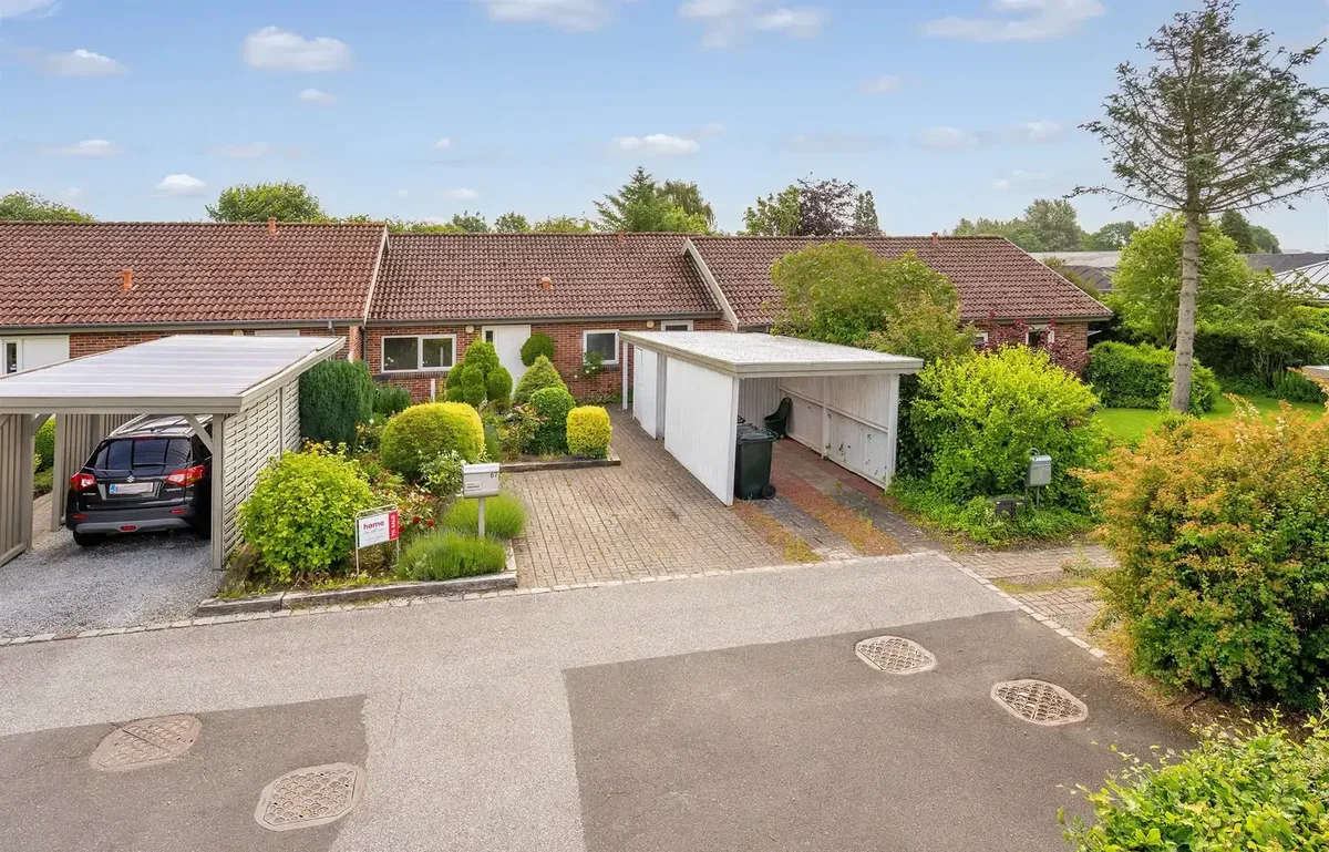 Velholdt andelsbolig med carport og redskabsrum