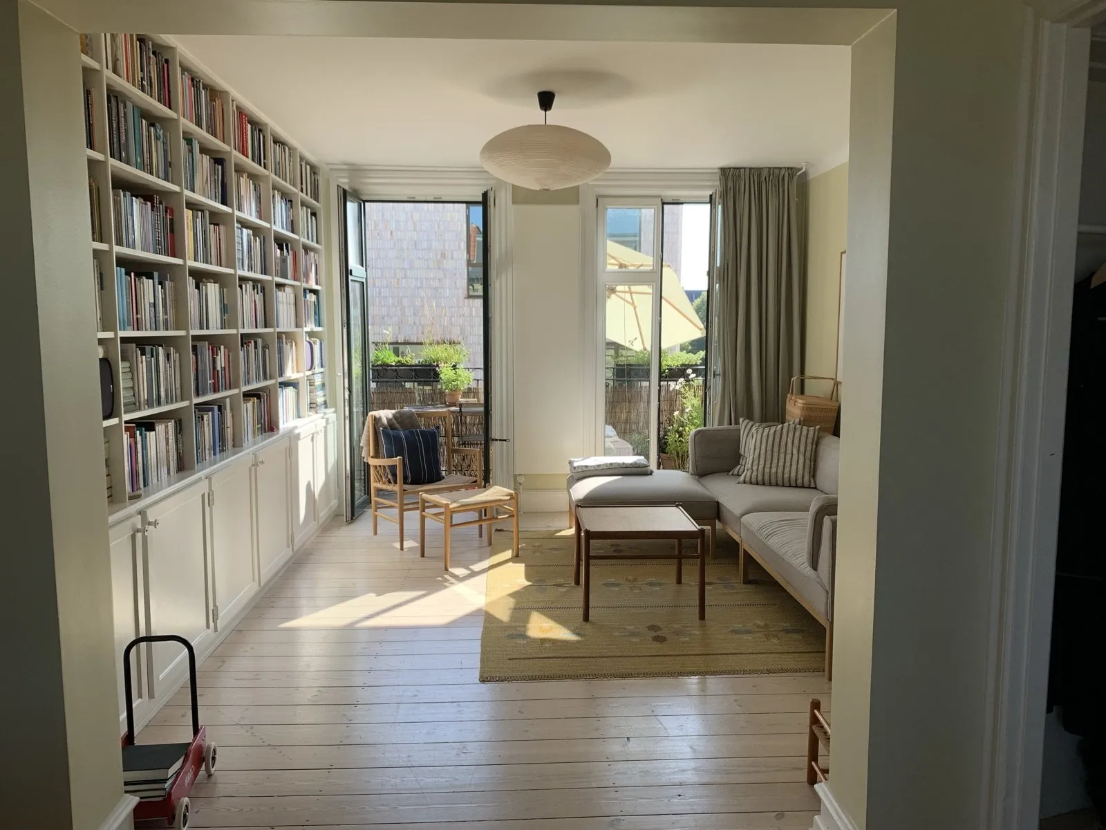 Familie søger større andel på Frederiksberg C. Vi tilbyder lys 106 m² med køkken-alrum og altan