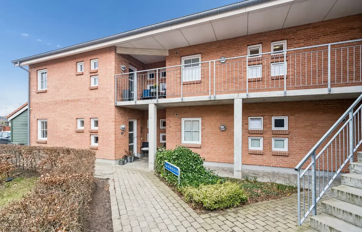 LYS ANDELSBOLIG MED RUMMELIG ALTAN