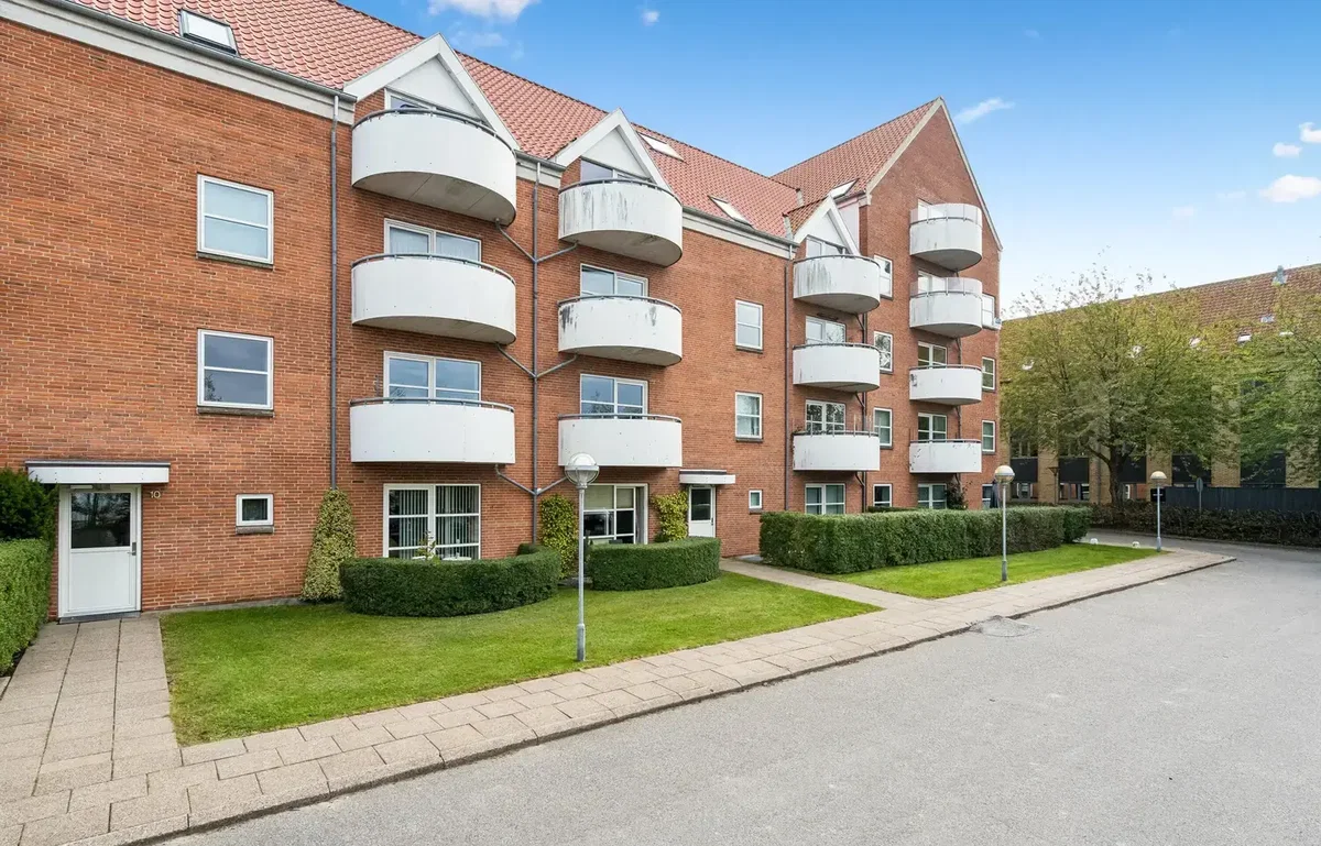 LYS OG RUMMELIG ANDELSBOLIG MED ALTAN TÆT PÅ BYLIVET