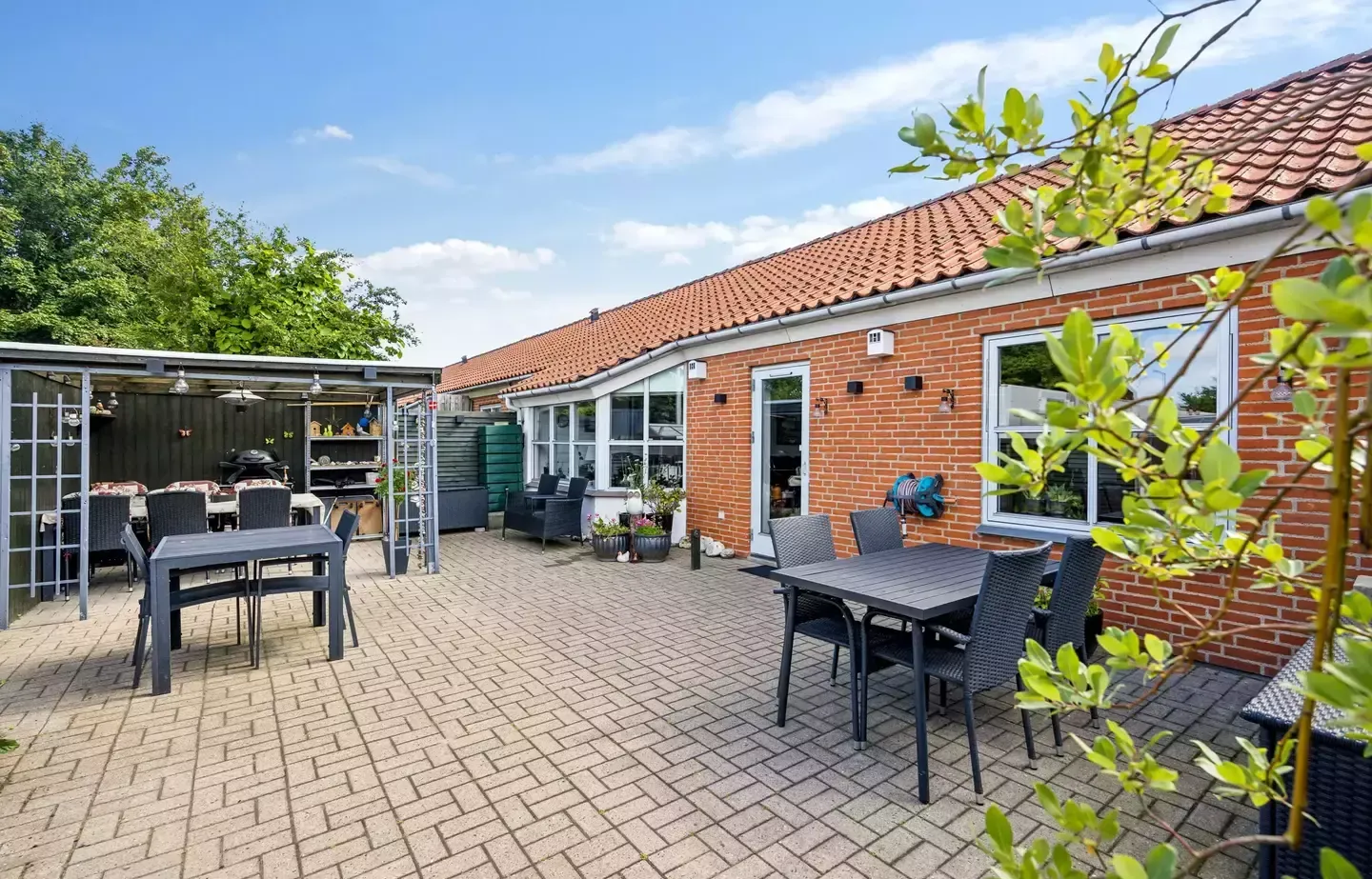 Kort beskrivelse: Det der står i det grå felt (til venstre på billedet).