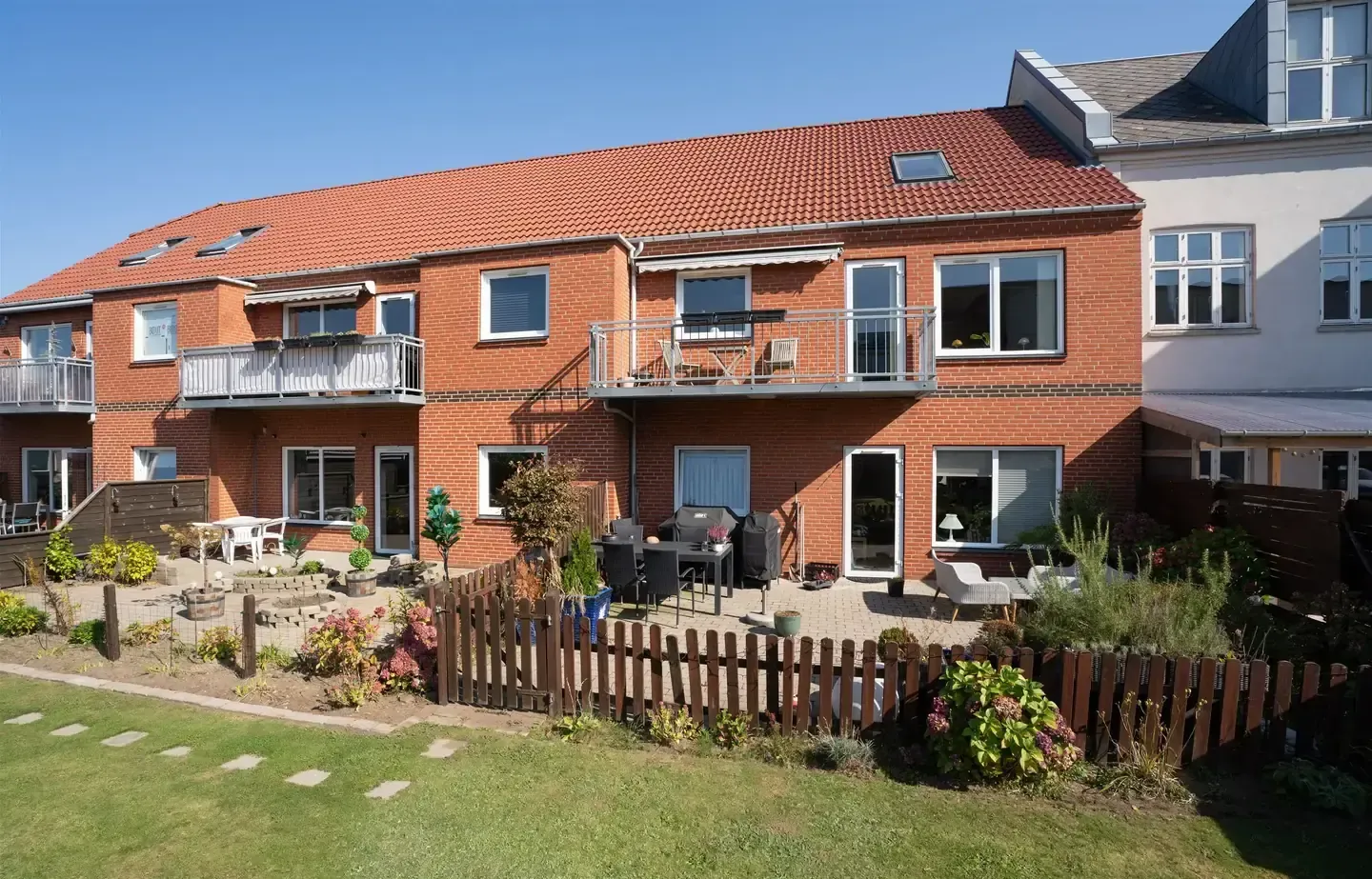 Præsentabel 4 værelses andelslejlighed med altan, markise og P-faciliteter