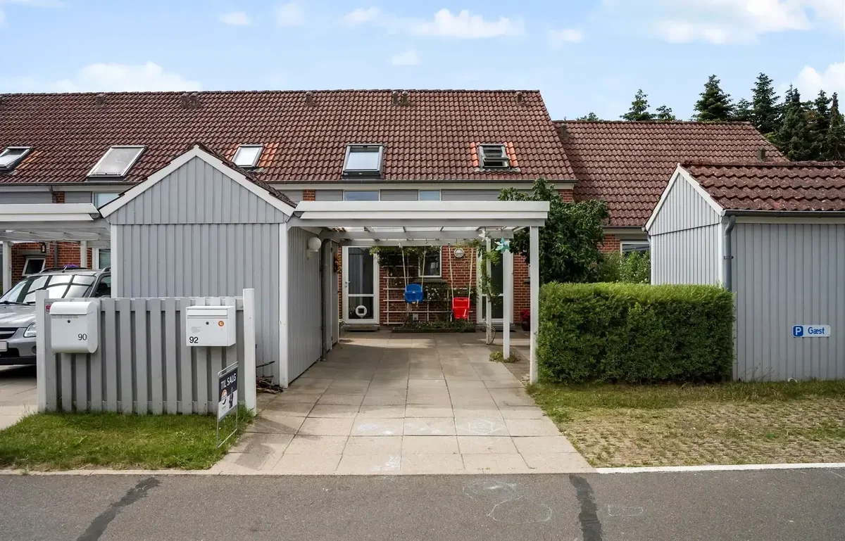 Velindrettet andelsrækkehus med skøn have og kun 10 minutter til Odense C