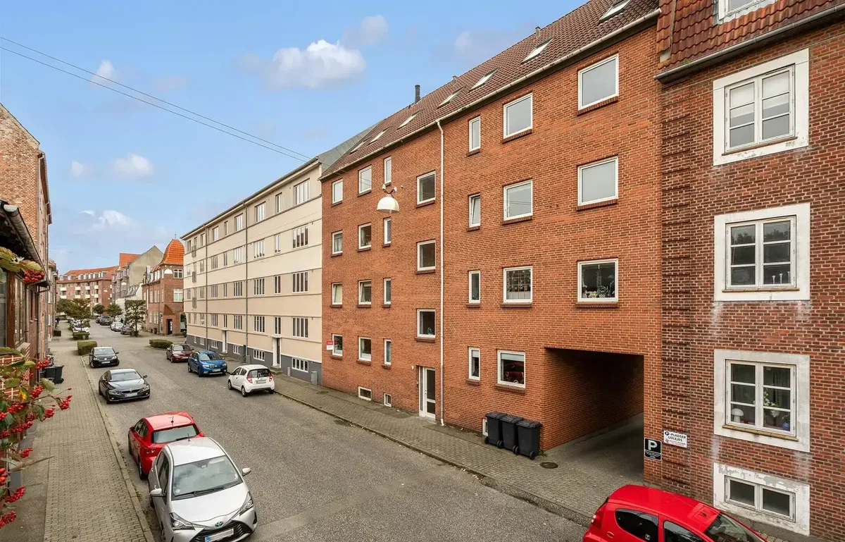 Flot og indbydende andelsbolig med altan og parkering centralt i Esbjerg