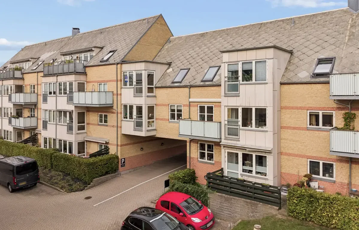 SÆT JERES EGET PRÆG PÅ EN LYS OG CENTRAL TREVÆRELSES LEJLIGHED