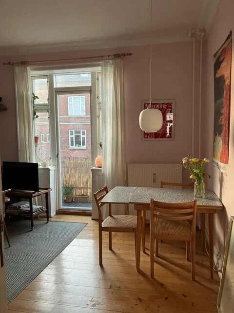 Billig & lys 2 værelses andelslejlighed lige ved Skjolds Plads (Nørrebro) byttes til større