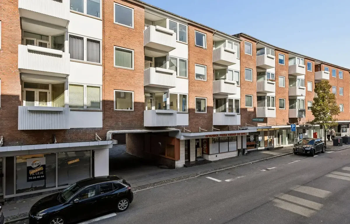 DEJLIG ANDELSLEJLIGHED MED BYLIVET UDENFOR GADEDØREN