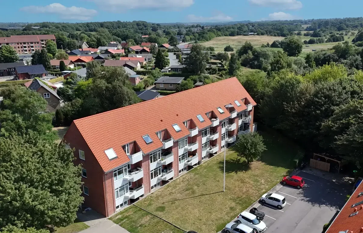 Velindrettet andelsbolig med altan og attraktiv beliggenhed