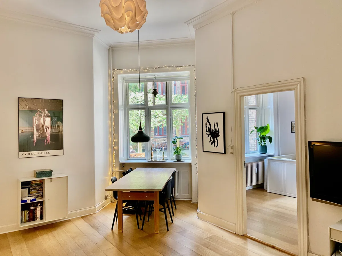 Unik New Yorker-andelslejlighed på Islands Brygge, ved havnebadet. Stueplan med 360 cm til loftet!