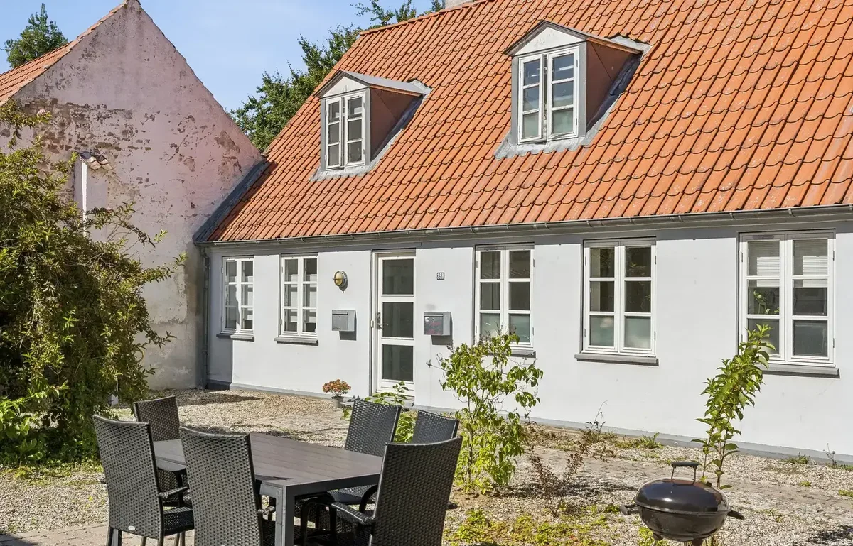 Lys, velholdt andelsbolig med suveræn placering