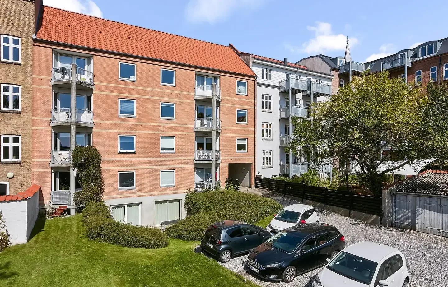 Centralt beliggende andelslejlighed på 74 m² i flot og moderniseret stand.