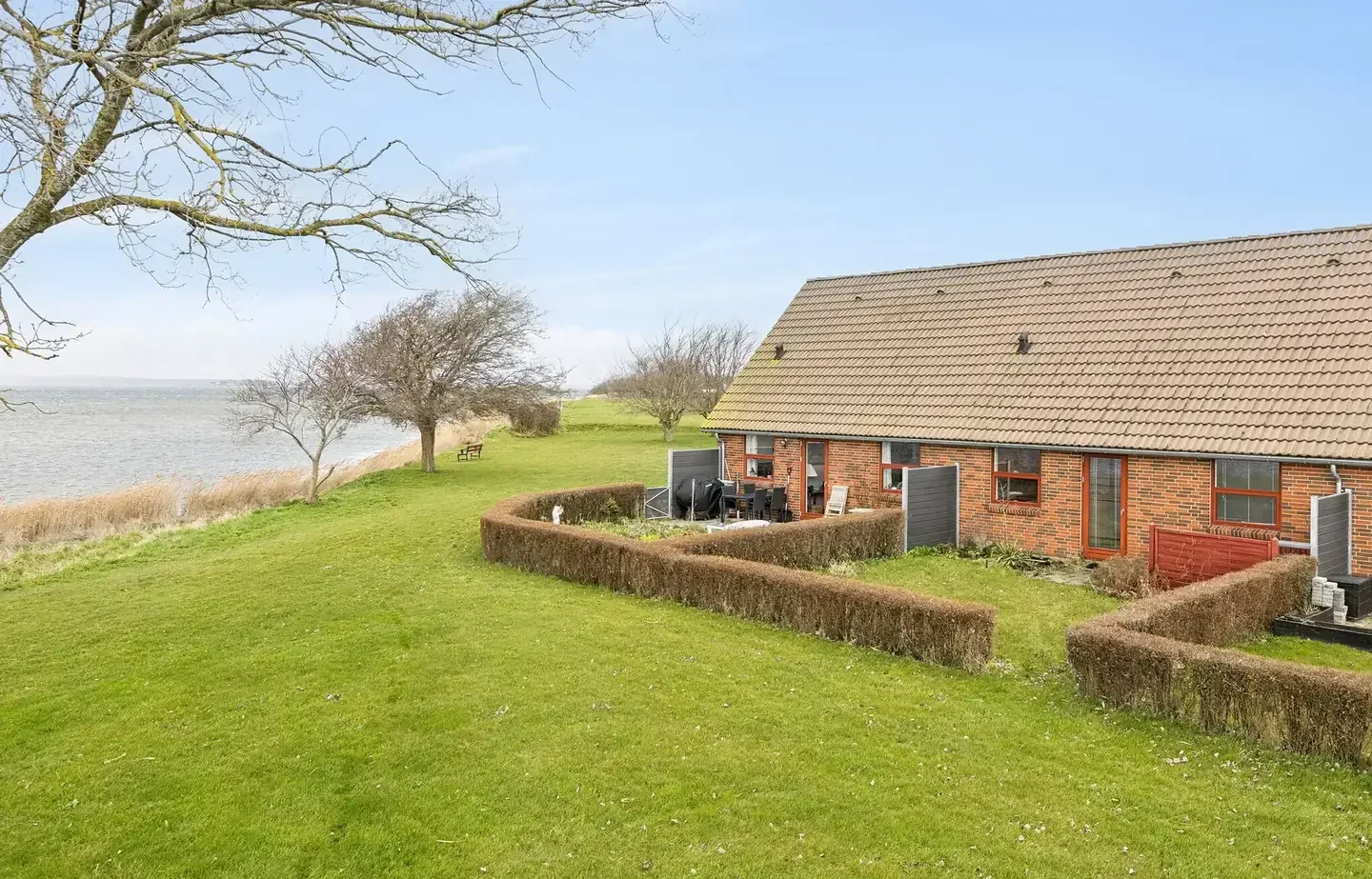 Ét plan - udsigt til vandet - minimal vedligehold!