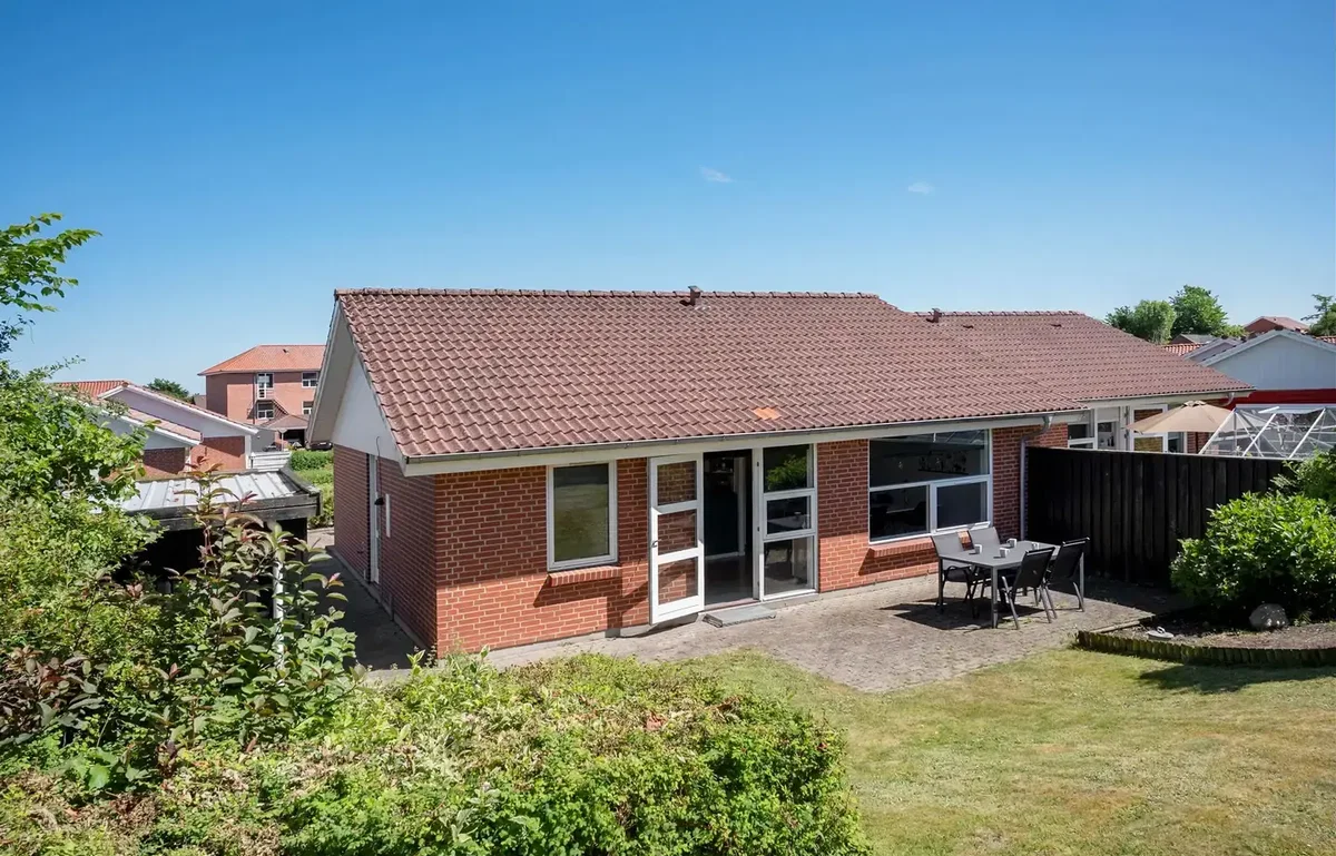 DEJLIG ANDELSBOLIG MED LYS INDRETNING OG UGGENERET TERRASSE OG HAVE