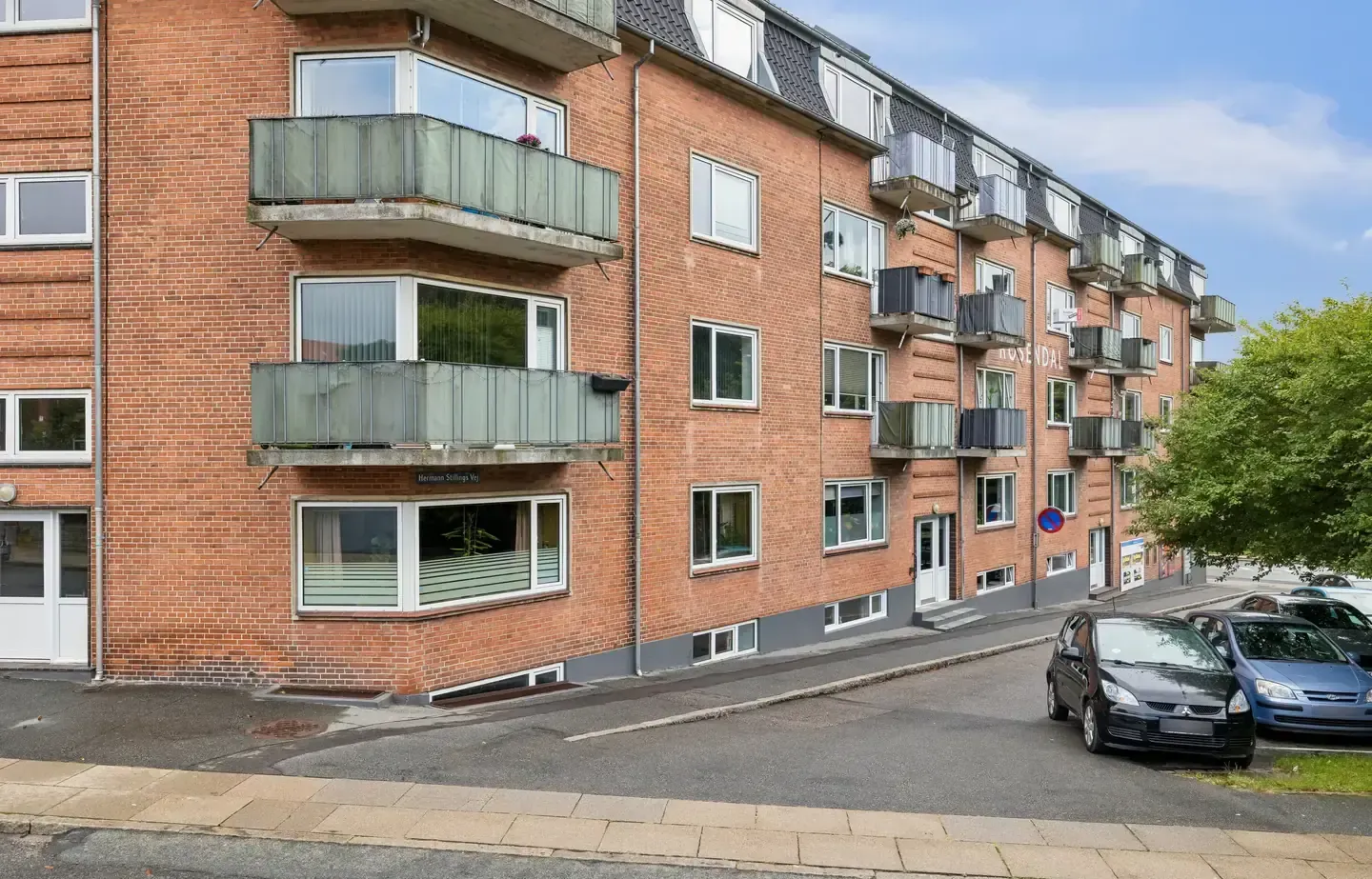 VELHOLDT ANDELSBOLIG MED SMUKT LYSINDFALD, KLASSISK CHARME OG MODERNE KOMFORT