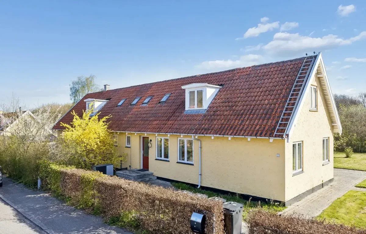 DEJLIGT ANDELSHUS PÅ EN LUKKET VEJ MED ISEFJORDEN SOM NABO