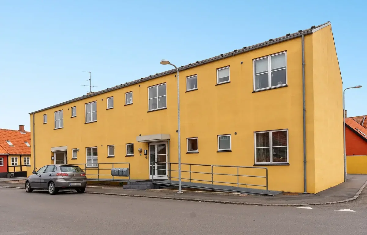 Lys andelsbolig med altan midt i det centrale Nexø