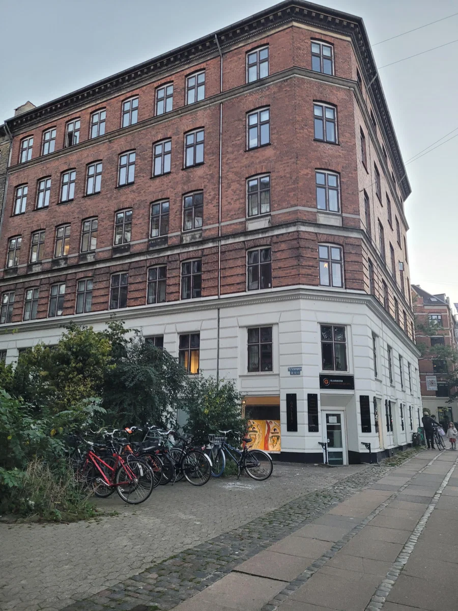 Hyggelig lejlighed med god placering på Århusgade- tæt på metro, s-tog og vand.