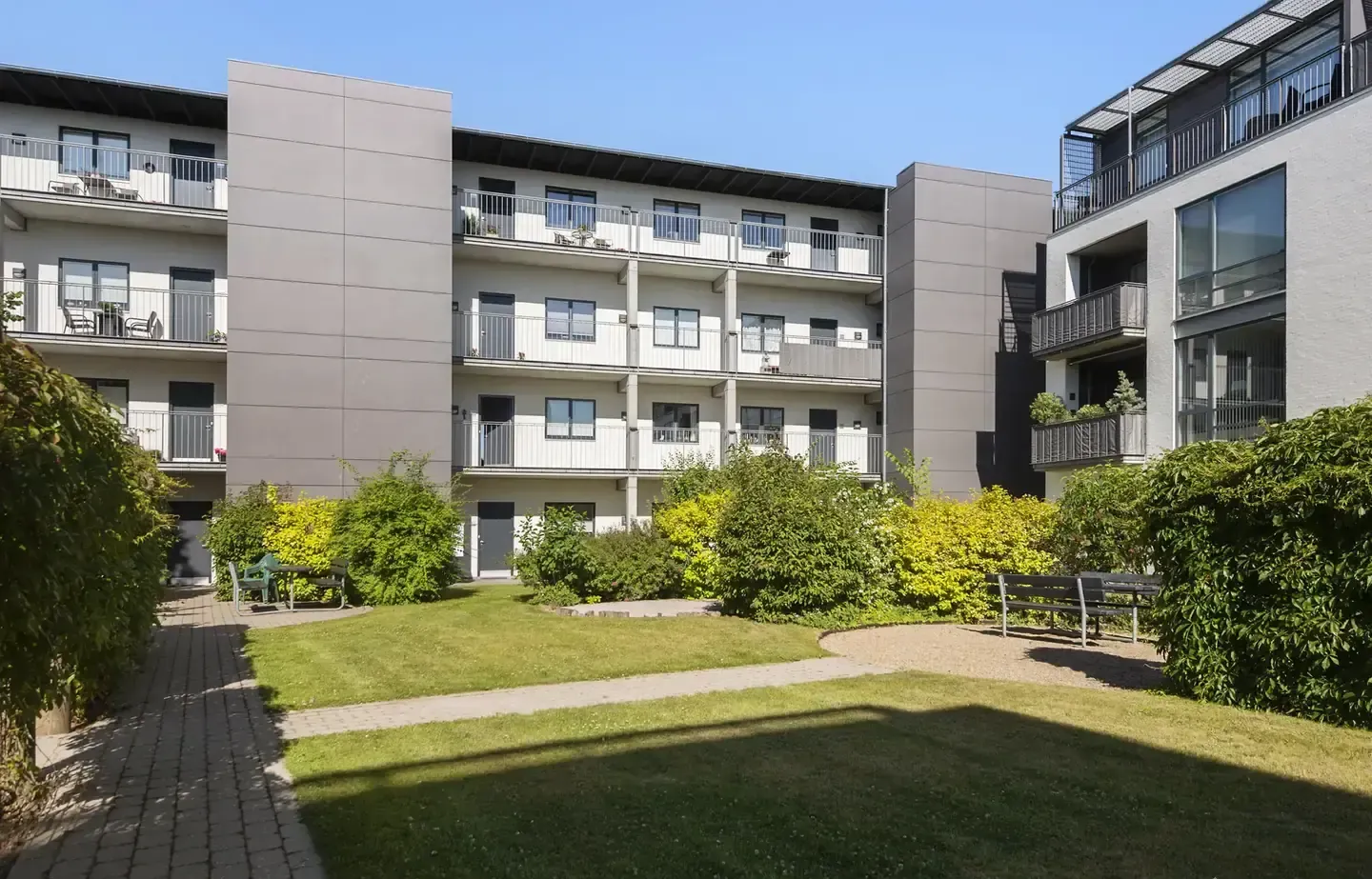 Stuelejlighed med altan i roligt andelskompleks