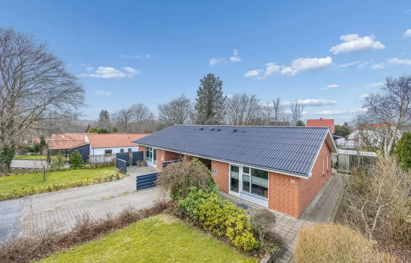 Særdeles attraktiv og indflytningsklar andelsbolig i ét plan med bynær beliggenhed