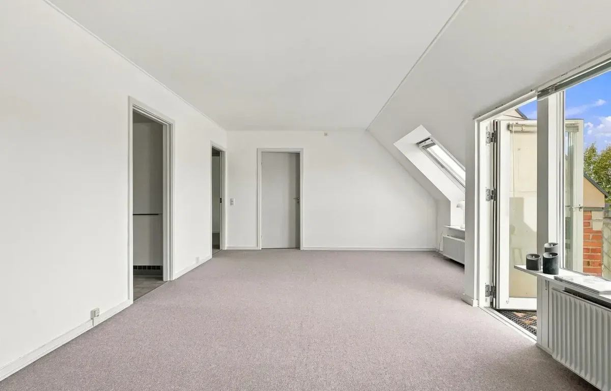 MIDT I VARDE MED ELEVATOR TIL DØREN