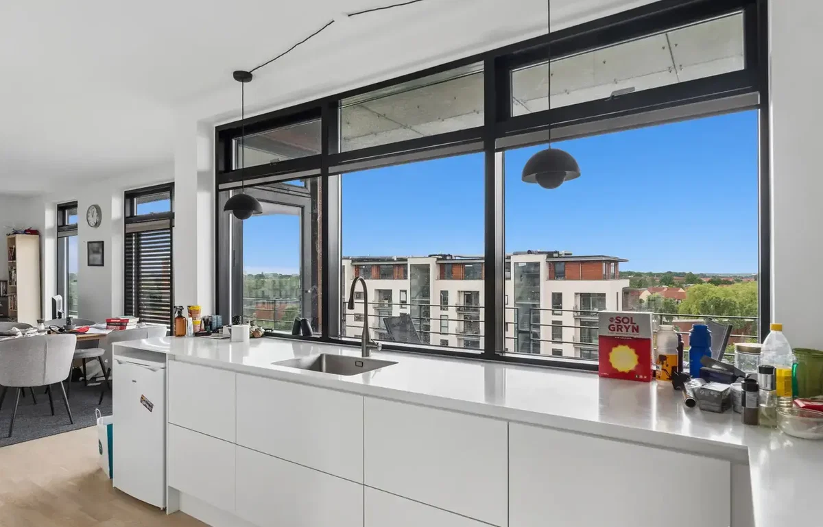 Lys penthouselejlighed med to store altaner og fri udsigt