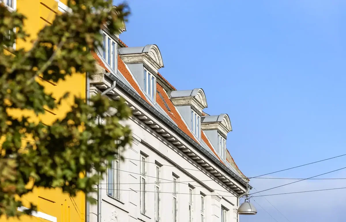LYS OG INDFLYTNINGSKLAR ANDELSBOLIG MED FANTASTISK UDSIGT OVER BY, VAND OG VOR FRUE KIRKE