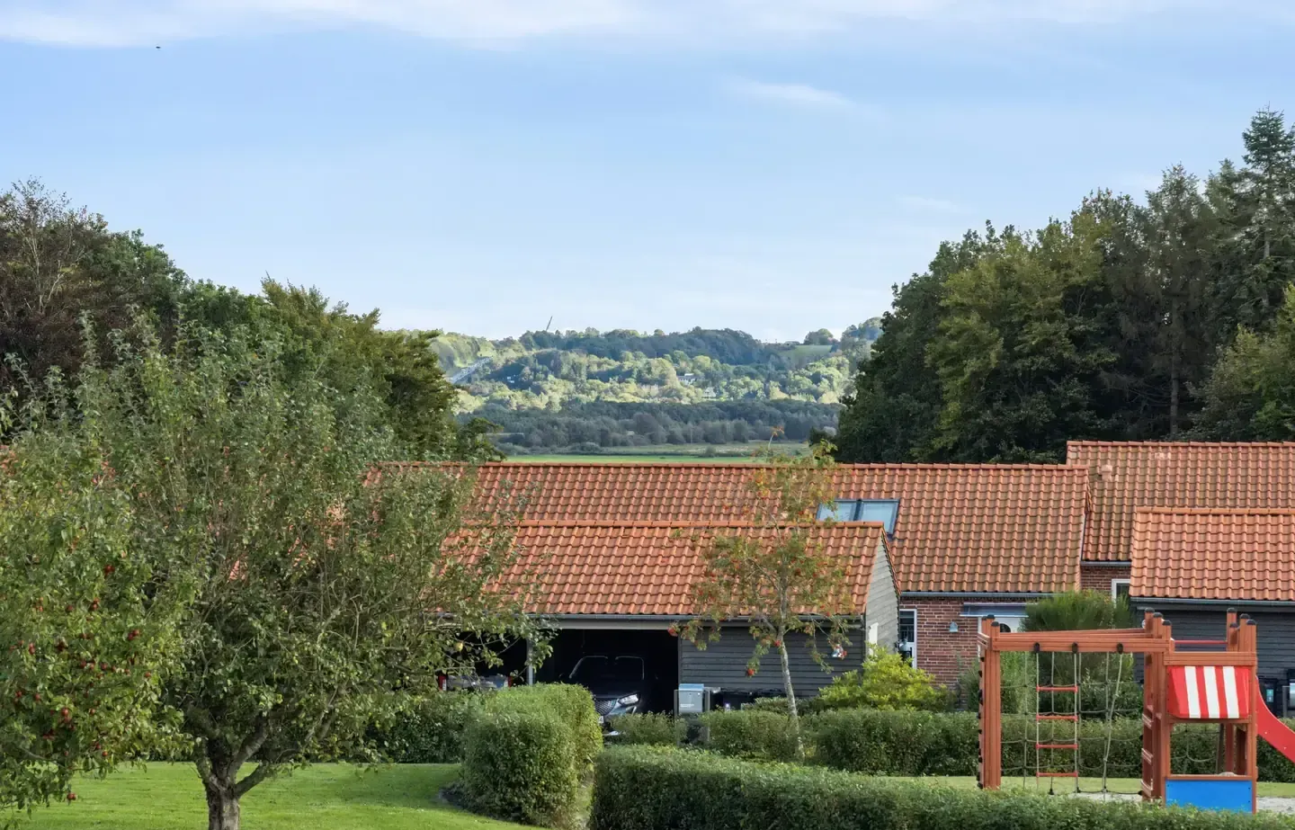 Enderækkehus på lukket vej i det populære Over Hornbæk