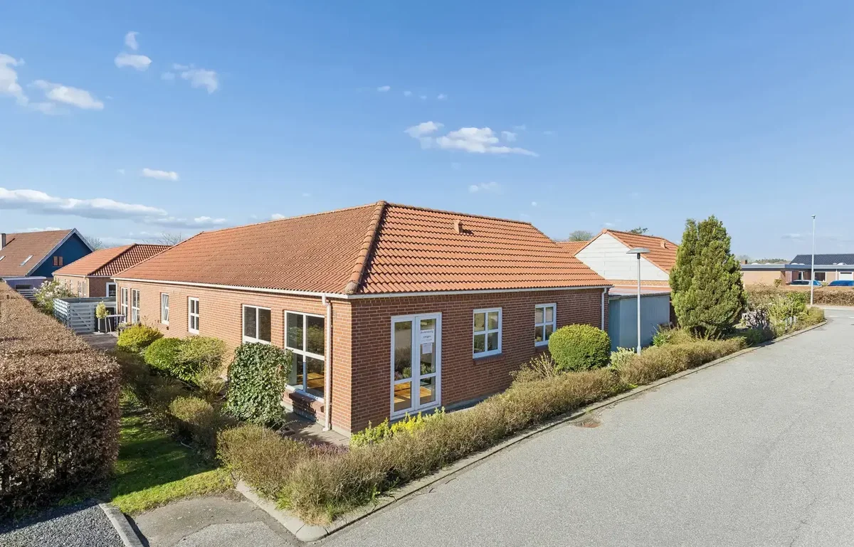 ANDELSBOLIG I ROLIGT KVARTER TI MIN FRA BYEN