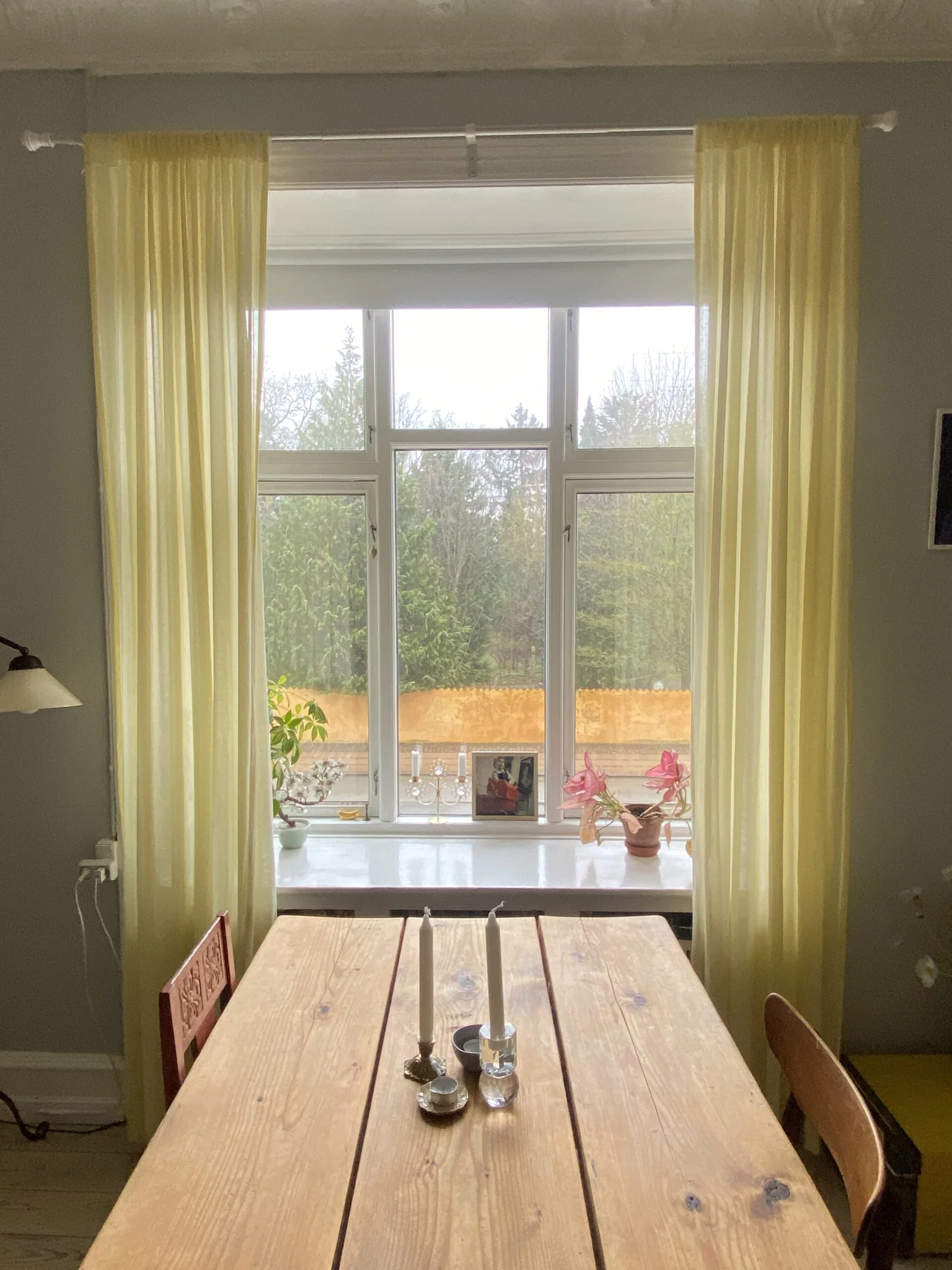 Lys og hyggelig 3-værelses lejlighed med direkte udsigt til Assistens Kirkegården