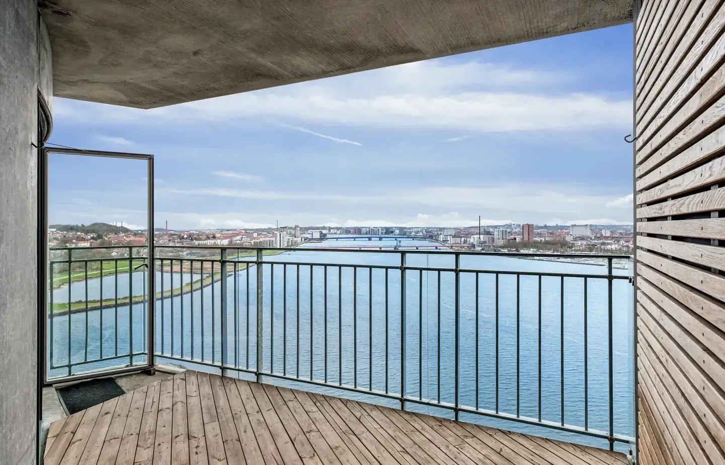 Unik andelsbolig på 15. etage med panoramaudsigt fra alle vinduer