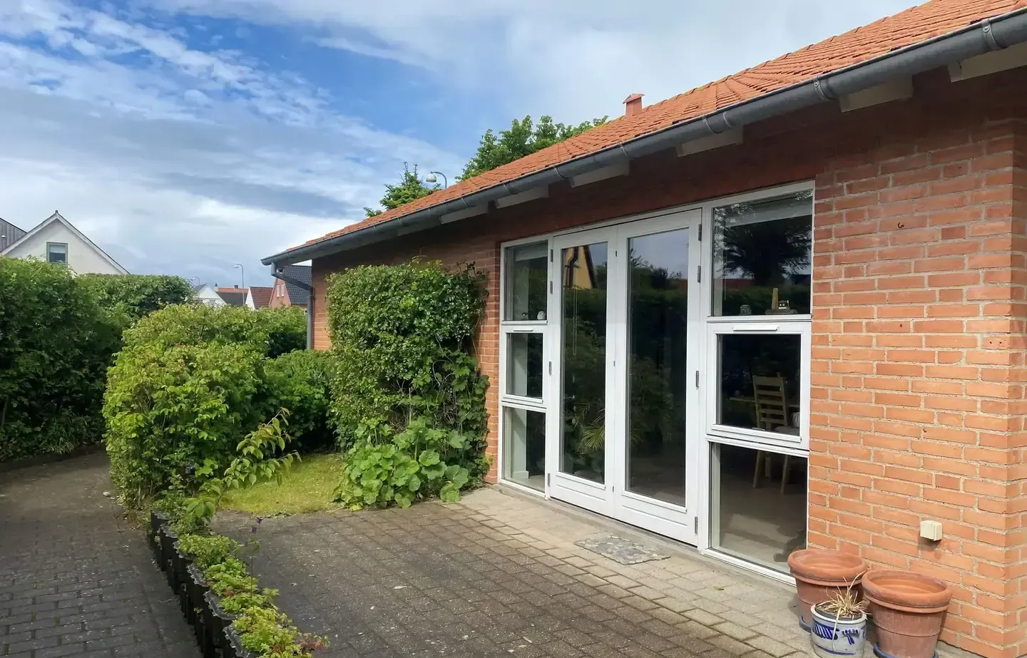 Skøn andelsbolig beliggende i roligt område i Lønstrup i veldrevet andelsboligforening med god økonomi. Kort afstand til indkøb, Lønstrup og Vesterhav