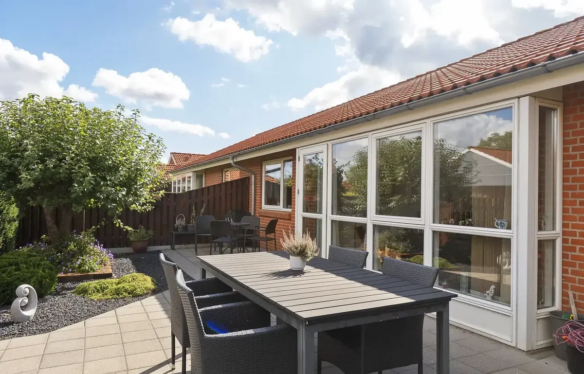Andelsrækkehus fra 2003 med sydvendt delvist overdækket terrasse i Haslev