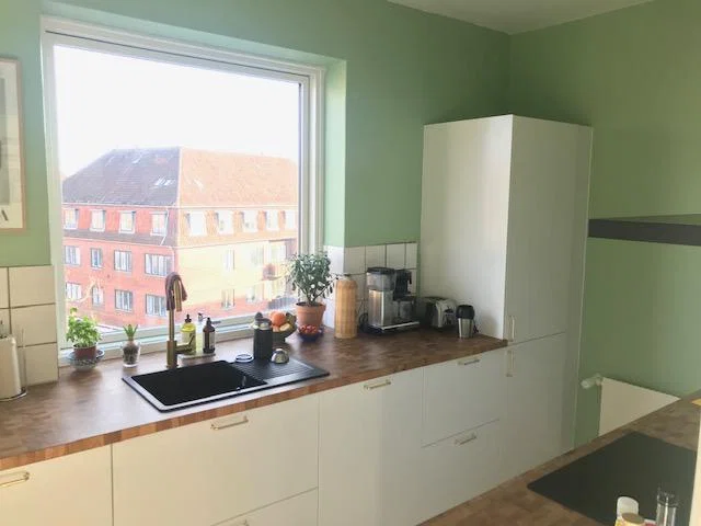 Lys og stor 3-værelseslejlighed med to altaner