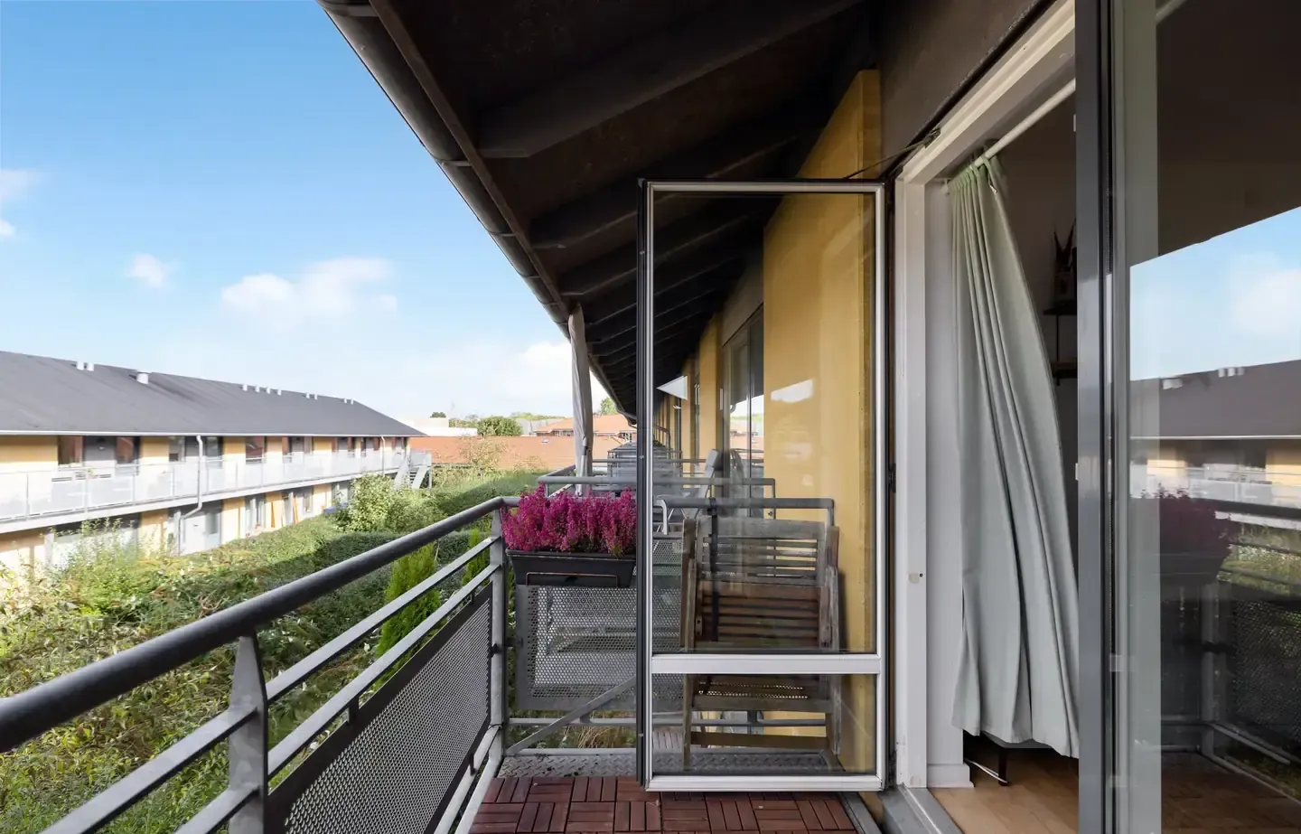 Lys og indbydende andelsbolig med altan i rolige omgivelser