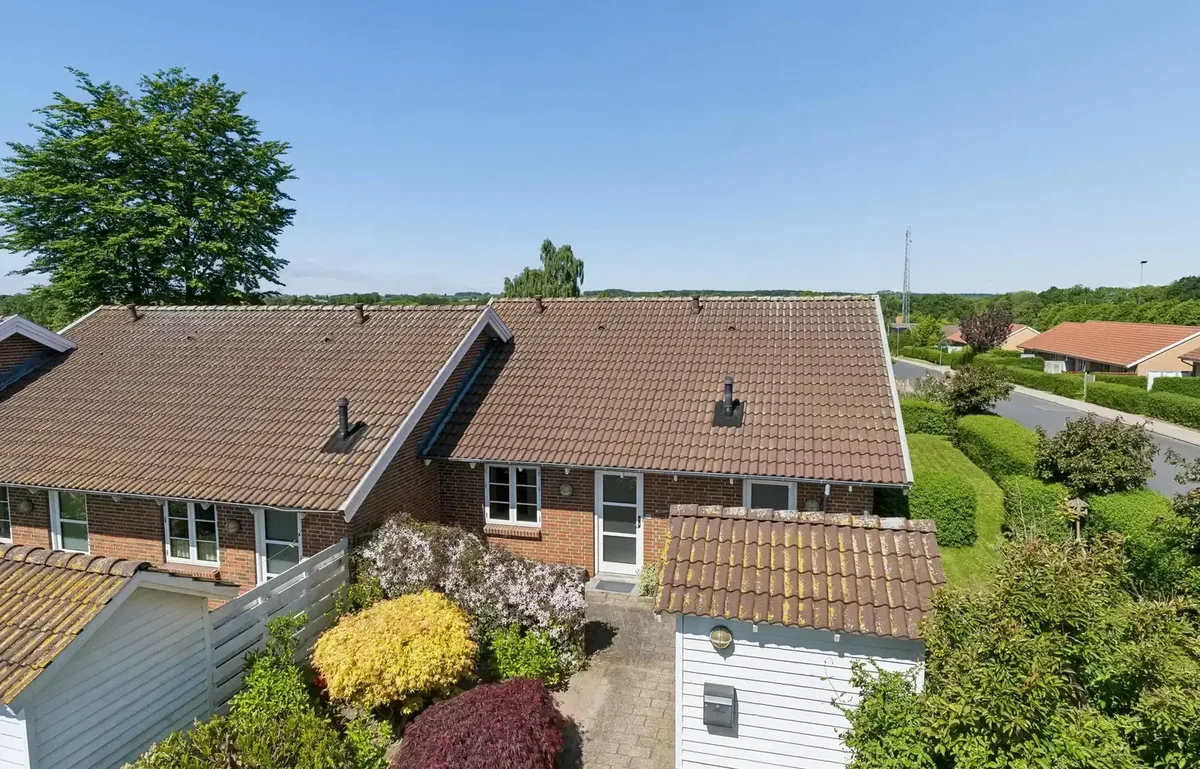 Enderækkehus med lille have og  udestue – lav boligafgift.