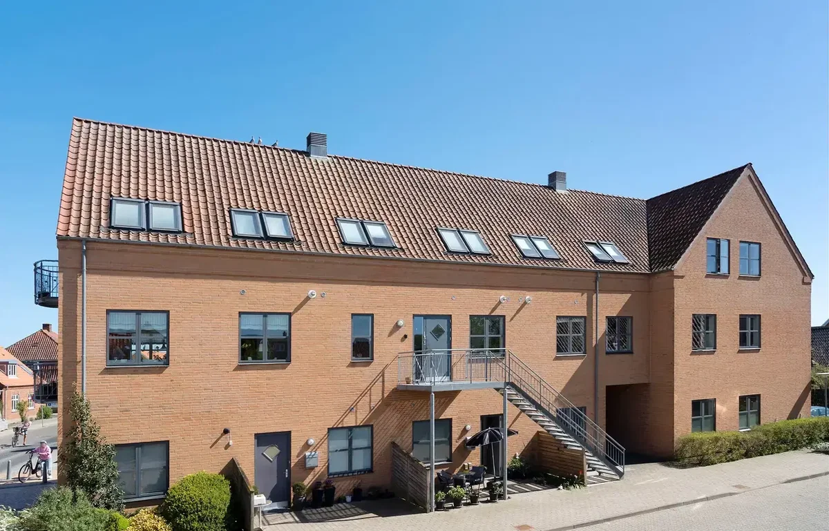 Indflytningsklar andelsbolig i hjertet af Juelsminde med lys og god planløsning