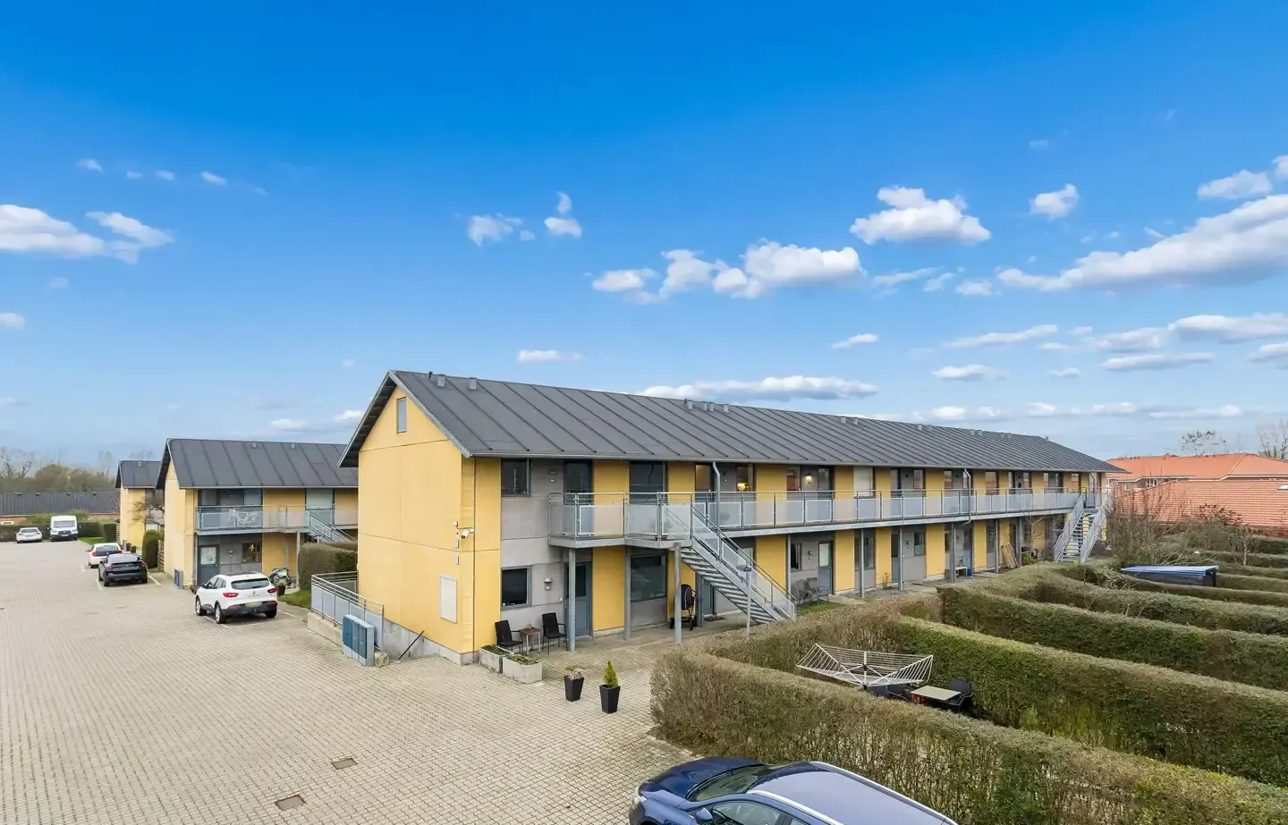 Flot andelsbolig fra 2004, med direkte udgang til skøn terrasse og have, beliggende attraktivt!