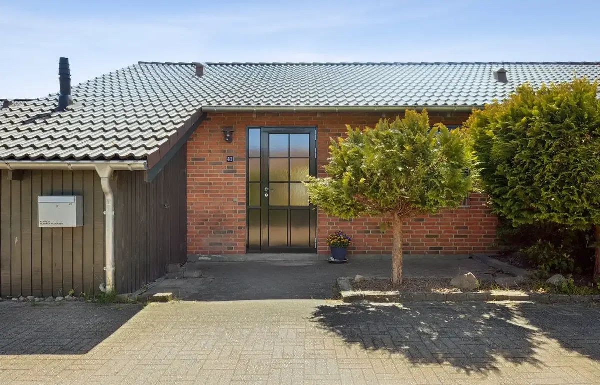 Velholdt andelsbolig på 64 m² med egen have og central placering i Klippinge
