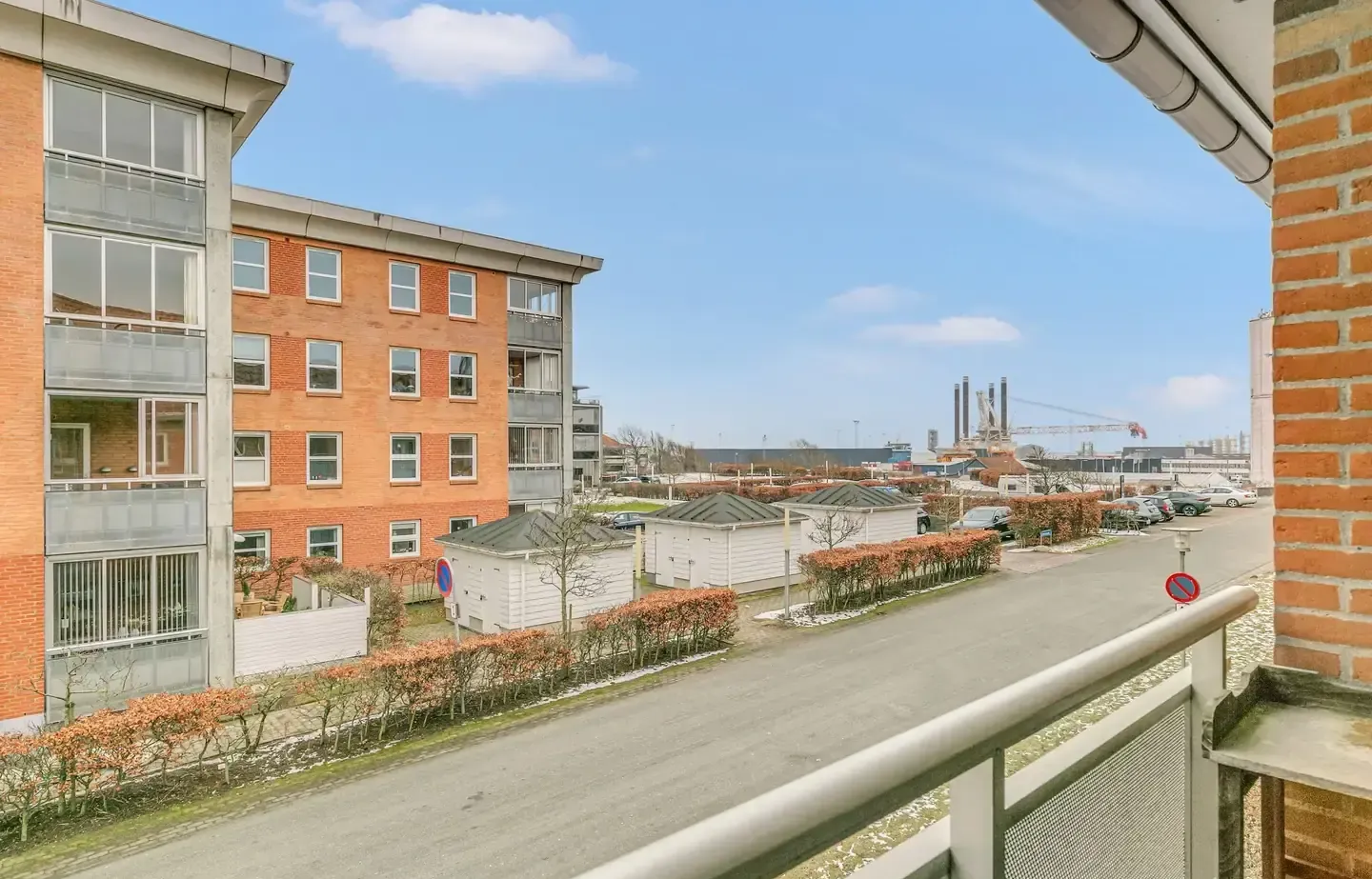 Nydelig stor velindrettet Andelsbolig på 1 sal  106 m2, med solrig altan , i pæn vedligeholdt ejendom, med parkering i gården.