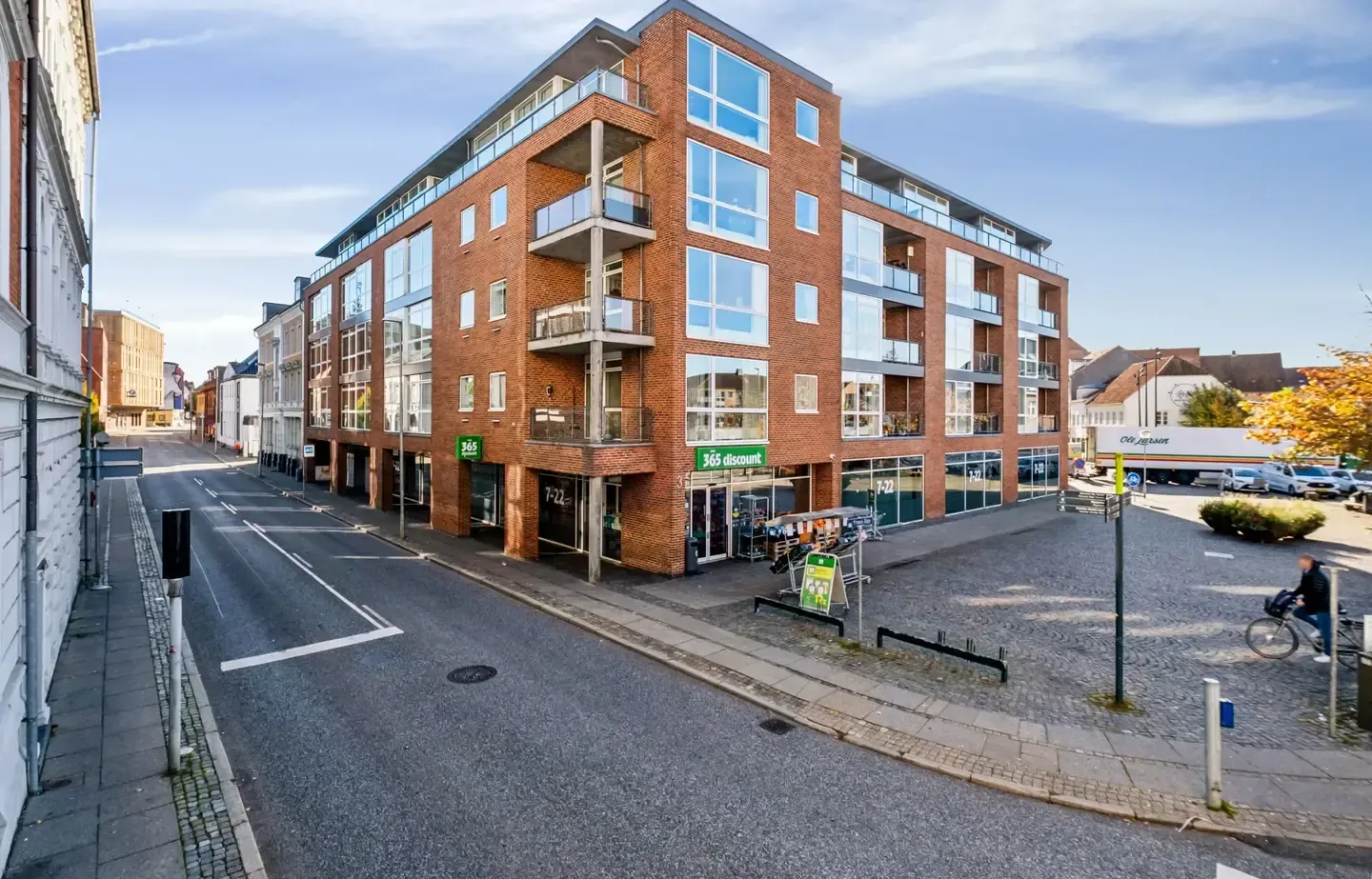 LYS OG VELINDRETTET BYLEJLIGHED MED ELEVATOR