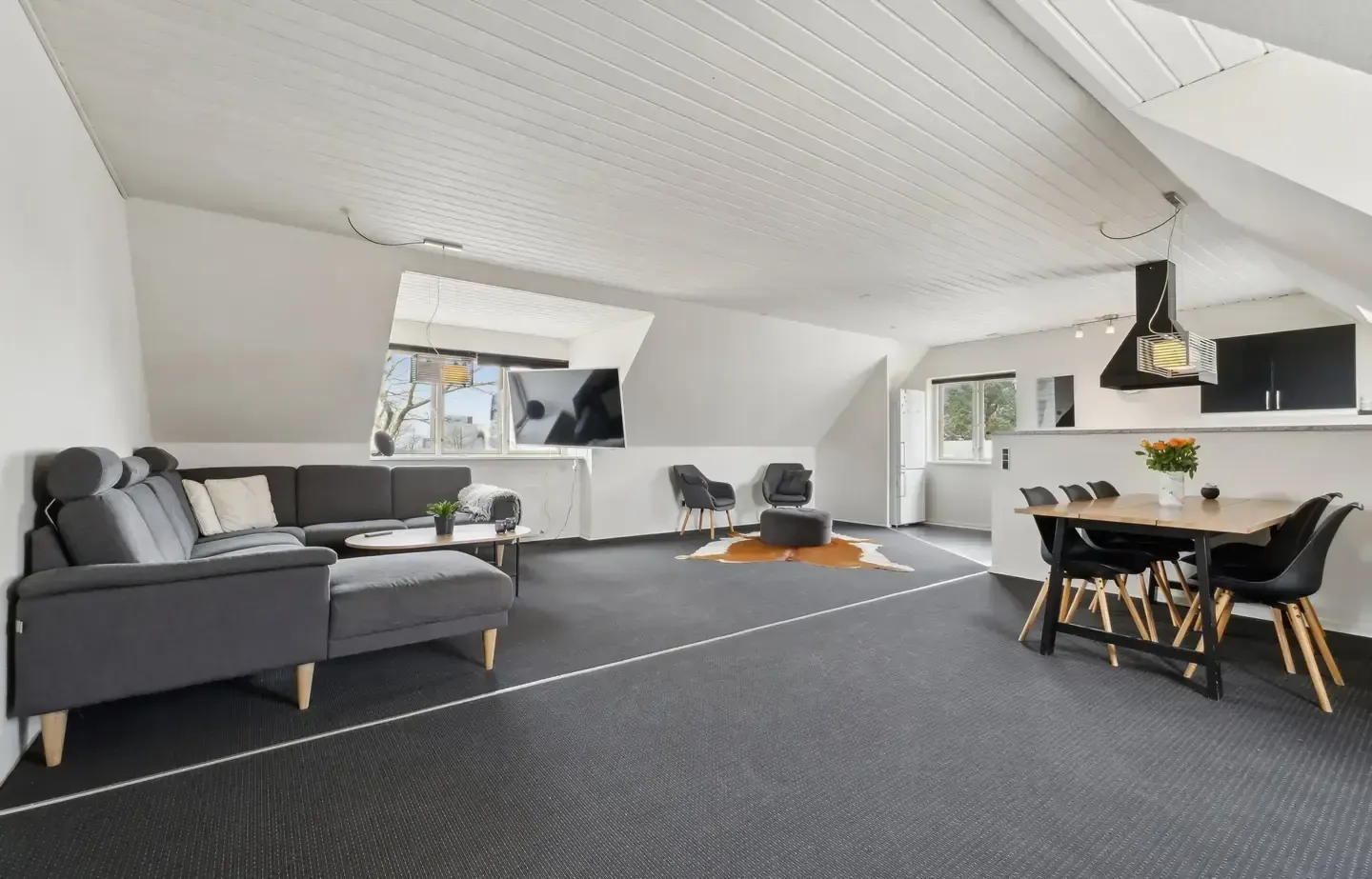 RUMMELIG ANDELSBOLIG MED STORE VÆRELSER OG STORT KØKKEN-ALRUM